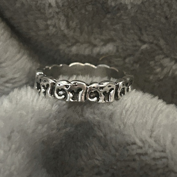 ❤️ 5 for $10 PRICE DROP
Full Circle Antiqued Elephant Ring - Picture 1 of 3